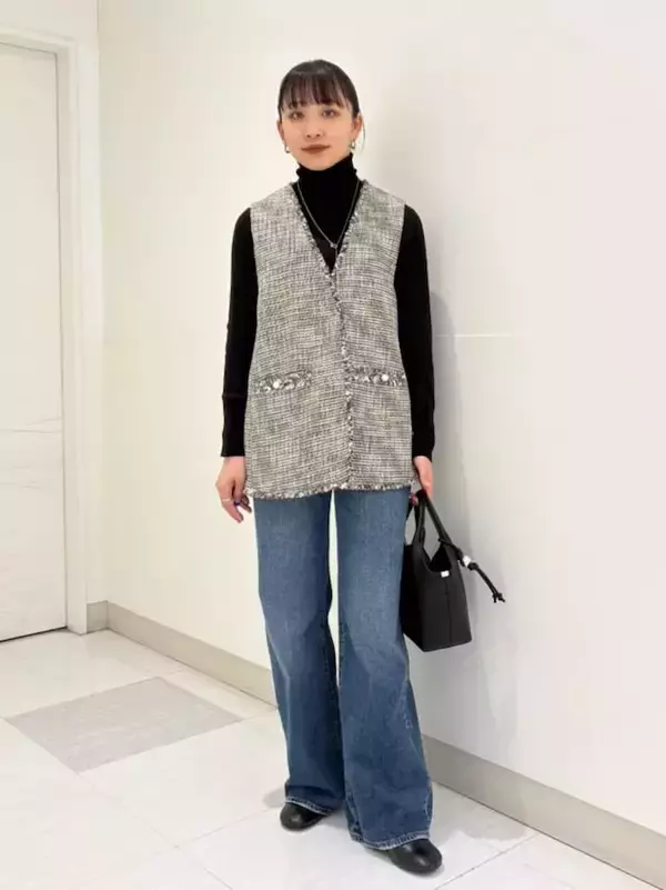 「【40代デニム】楽ちんワイドも復活スリムも！ 大人がきれい見えする「最旬デニムコーデ」4選」の画像