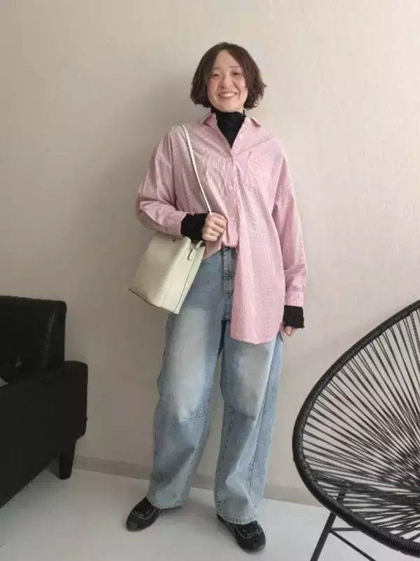 「【40代デニム】楽ちんワイドも復活スリムも！ 大人がきれい見えする「最旬デニムコーデ」4選」の画像