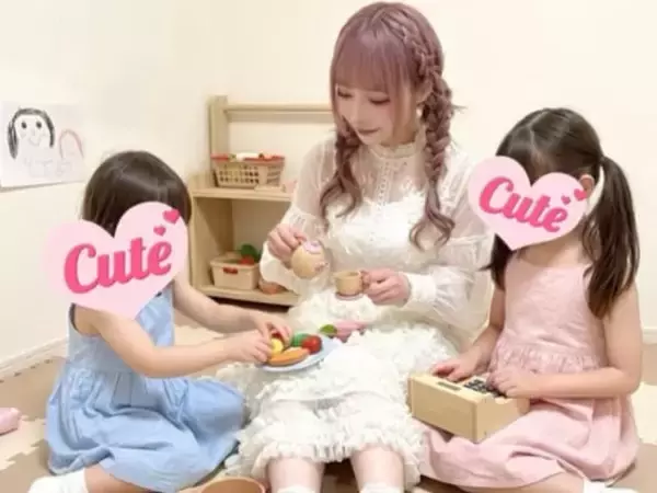 女装姿が話題の2児の父親、フリルドレス姿で娘たちとおままごと「なんて可愛くて平和な優しい時間なの」