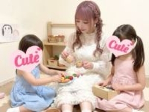 女装姿が話題の2児の父親、フリルドレス姿で娘たちとおままごと「なんて可愛くて平和な優しい時間なの」