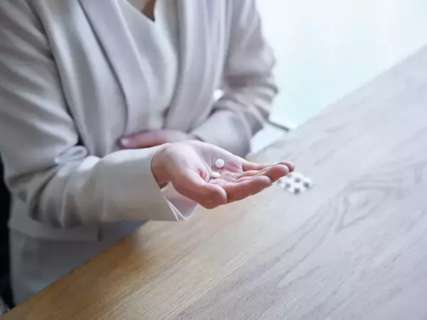 「こういうのを待っていた！」山崎実業“密閉スリムピルケース タワー”に反響。シートごと収納できて旅行にも便利