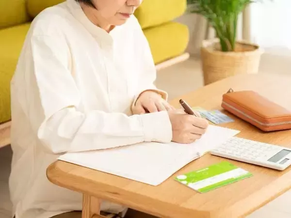 貯金50万円「週15時間スクールサポーターのアルバイトをしている」67歳女性の年金生活