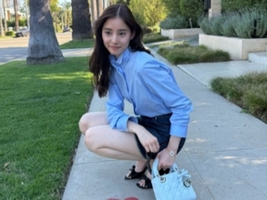 「めちゃめちゃ脚見てまう」新木優子、ミニスカからギリギリまで美脚を披露！ 「生脚たまらん」