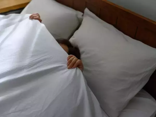 寒くて布団から出られない！ 冬の朝もスッキリ起きるコツは？【睡眠学会所属医師が解説】