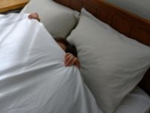 寒くて布団から出られない！ 冬の朝もスッキリ起きるコツは？【睡眠学会所属医師が解説】