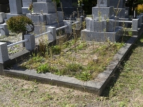 月の老齢年金約10万円「義父母の墓じまい代が50万円。頭が痛い」67歳女性の家計