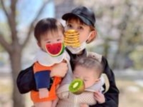 「可愛すぎてやばい」中川翔子、双子がおもちゃ取り合い？ 後ろ姿を公開！ 「譲らないお兄ちゃん」