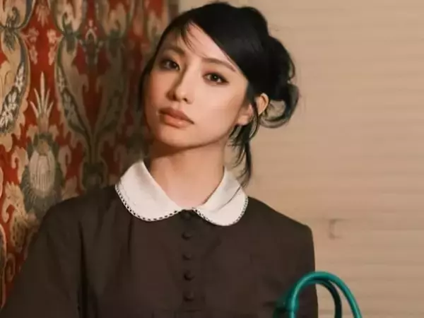 「やっぱり美人」人気歌手、美脚が際立つ姿に「モデルさんすぎる」「なかなか見れないアップスタイル」の声