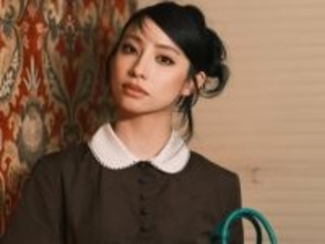 「やっぱり美人」人気歌手、美脚が際立つ姿に「モデルさんすぎる」「なかなか見れないアップスタイル」の声