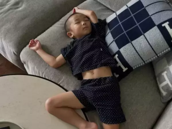 「可愛すぎて泣く」中田翔、息子のへそ出しショット公開「無邪気で可愛い」「Hermesのクッションも素敵」