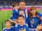 「「W杯が終わった」平愛梨、長友佑都＆4人の息子との家族ショットを披露！ 「涙が出ました」「最高のパパ」」の画像1