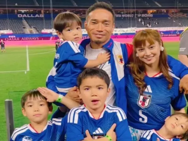 「W杯が終わった」平愛梨、長友佑都＆4人の息子との家族ショットを披露！ 「涙が出ました」「最高のパパ」