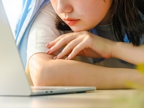 「今は貯金をする期間」27歳女性、年収400万円。実家へ月2万円入れ「貯められるうちに貯めたい」理由