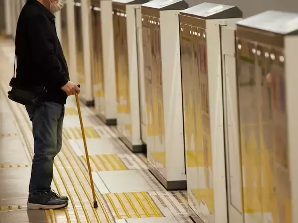 「足が邪魔」電車内に座る女性を“杖でつつく”高齢男性。公共の場での「老害」に思うこと