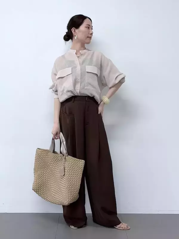「「これからマストの1枚！」トレンド先取りで長く着られる「40代の上品フェミニンパンツ」コーデ」の画像