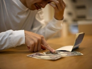年金を65歳からいただいています。働いて厚生年金保険料も払ってますが、払わなくてもよろしいのでしょうか？