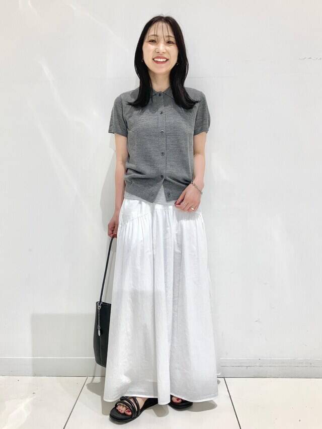 【ユニクロ】秋のはじめにぴったり！ 2990円のきれいめ「半袖ニット」でつくる40代のデイリーコーデ3選