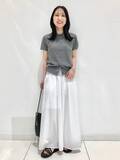 「【ユニクロ】秋のはじめにぴったり！ 2990円のきれいめ「半袖ニット」でつくる40代のデイリーコーデ3選」の画像4