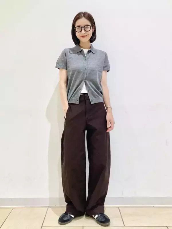 「【ユニクロ】秋のはじめにぴったり！ 2990円のきれいめ「半袖ニット」でつくる40代のデイリーコーデ3選」の画像