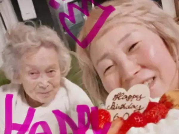 「お母様若くない？！」LiSA、母親の“還暦バースデー”祝福！ 「金髪でファンキー」「わかーーい！」