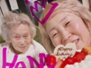 「お母様若くない？！」LiSA、母親の“還暦バースデー”祝福！ 「金髪でファンキー」「わかーーい！」