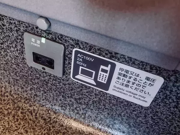 “新幹線の電源”は窓側席の人しか使えない？「使いたいなら通路側席をとるな」との声も……