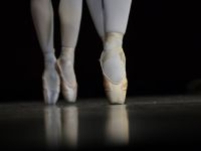 「不景気で生徒が激減」バレエ教室を営む72歳女性、月収5万円の非課税世帯