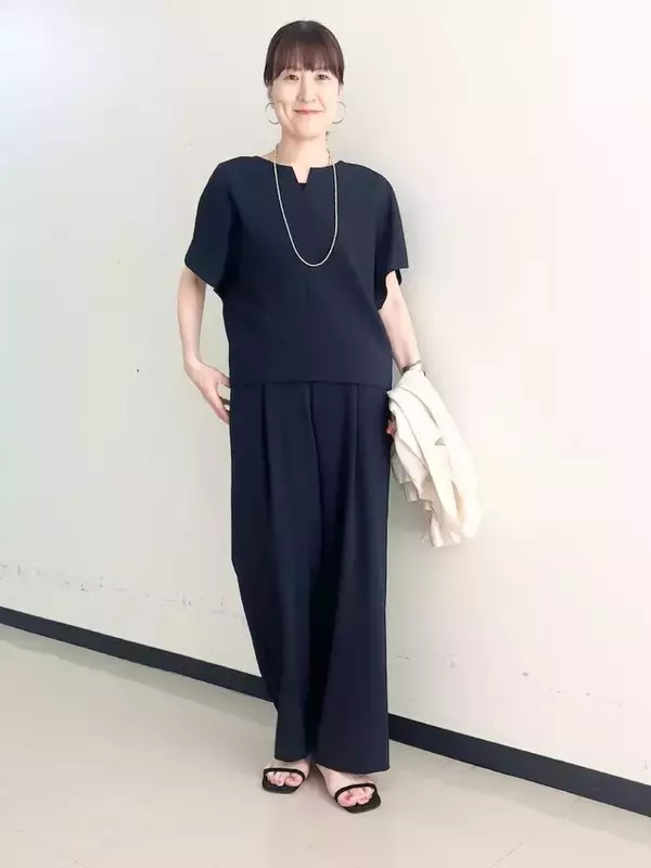 「初夏は「黒」より涼やかな「ネイビー」が断然おしゃれ！ 大人が上品見えする「旬のネイビーコーデ」3選」の画像