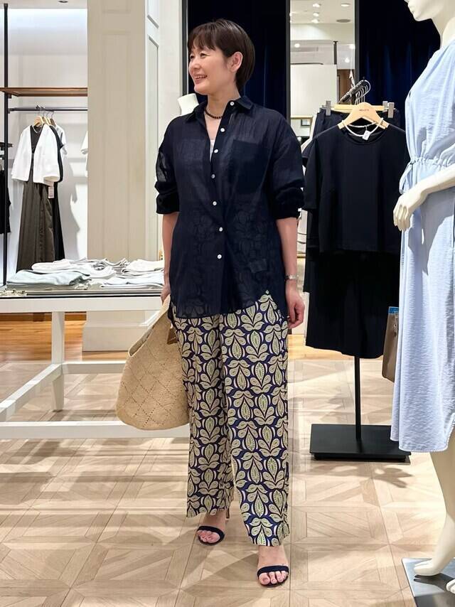 初夏は「黒」より涼やかな「ネイビー」が断然おしゃれ！ 大人が上品見えする「旬のネイビーコーデ」3選