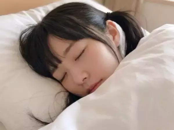 「マジ脳バグるわ」女装姿が話題の2児の父親、すっぴんの寝顔ショットを公開！ 「どう見ても女子高生」