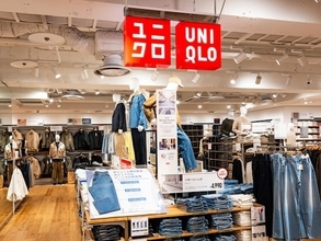 「可愛すぎて即購入」ユニクロの「フーデッドリブT」が好評。レイヤードも1枚でも大活躍