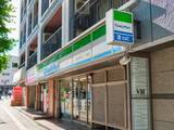 「「増量ファミチキたまんねぇぇぇ」ファミマ、値段そのまま45％増量作戦！ 「でかすぎて...ギブしそうw」」の画像1