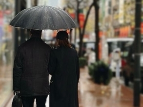 「尊い1枚」「映画のワンシーンみたい」深田恭子、ある男性との相合傘ショットに「後ろ姿まで美しい」