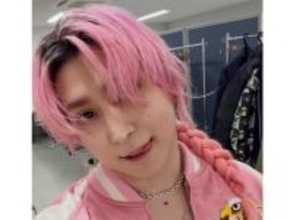 「反則です」佐久間大介、新作MVオフショットの舌ペロ三つ編み姿にファン悶絶！ 「かっこいいのなんなん」