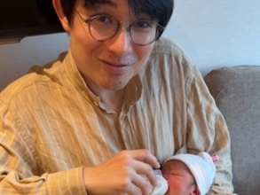 「私の誕生日に次女が生まれました！」人気芸人、第2子の誕生を報告「パパの顔してて幸せそう」「奇跡！」