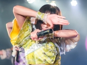 「ギリシャ彫刻のような腹筋！」女性アイドル、バキバキ腹筋に反響！ 「ボディビルダー並の仕上がり」