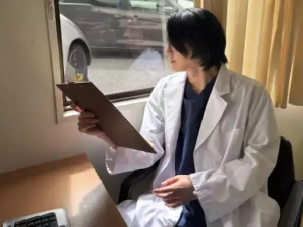 「めろ……」前田公輝、白衣姿が話題に！「色気が凄すぎます」「美容クリニックの先生顔」