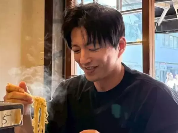 「来世はレンゲでもいい」大沢たかお、ラーメンを食べる姿に「湯気さえもまるで演出」「映画のワンシーン」