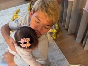 「律パパ」明松美玖、堂安律が娘を“溺愛”する父親姿を披露「ラブラブ親子ですね」「良い顔してる」