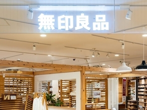「アルミ製だから軽いです」無印良品の「アルミ角型ハンガー」が大人気。一人暮らしにちょうど良いサイズ感