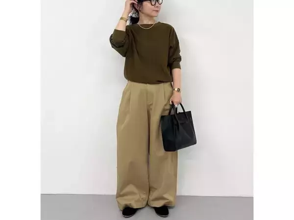 旬のブラウントップスで「老け見え」しちゃう!? 部屋着っぽく見えるNGポイントと40代のOKコーデ