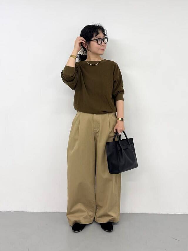 旬のブラウントップスで「老け見え」しちゃう!? 部屋着っぽく見えるNGポイントと40代のOKコーデ