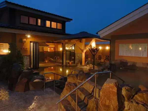 【埼玉県の人気スーパー銭湯】「野天湯元 湯快爽快『湯けむり横丁』みさと」はレトロな雰囲気が魅力の施設