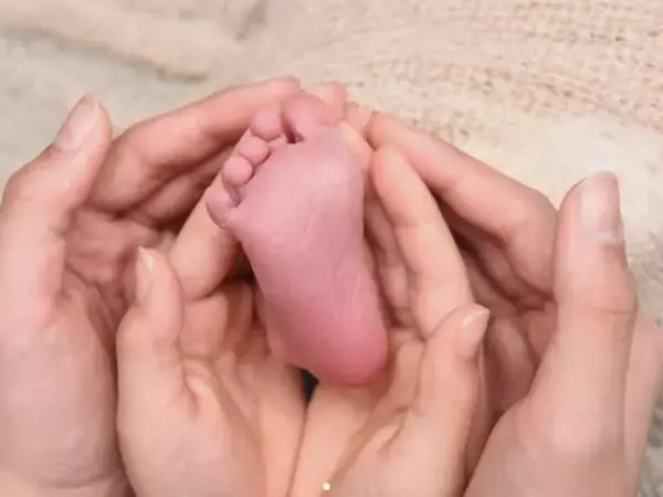 「半端ない子に育ちそう」大迫勇也の美人妻、ドイツにて第3子出産を報告！ 「ゆっくり身体を休めて」