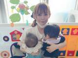 「「成長が早い！！」中川翔子、双子のつかまり立ちショット公開！ 「一緒に遊んでいる写真凄くいい」」の画像1