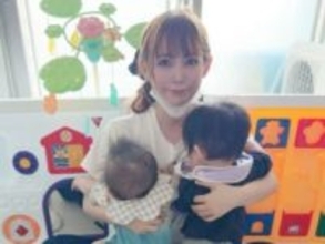 「成長が早い！！」中川翔子、双子のつかまり立ちショット公開！ 「一緒に遊んでいる写真凄くいい」