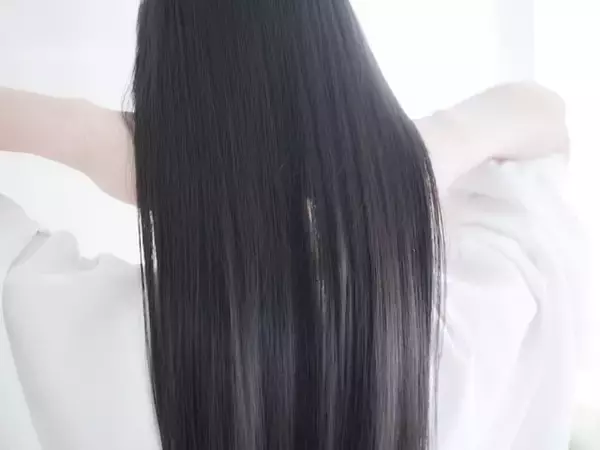 「バサッ、バサッ」ドア横に立つ“ヘドバン女性”の髪が顔に……。電車内のあるある「髪の毛問題」