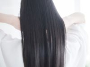 「バサッ、バサッ」ドア横に立つ“ヘドバン女性”の髪が顔に……。電車内のあるある「髪の毛問題」