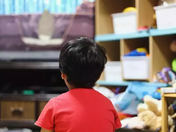 「つらいです」世帯年収300万円・40歳女性が「家族旅行のニュース」を見る子どもの様子に胸が痛むワケ