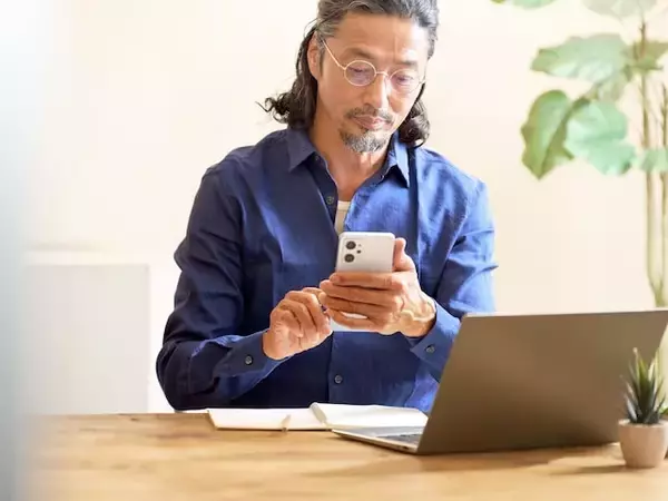 67歳で年金を受け取りながら週3日働いています。月収25万円まで増やすと、年金はどのくらい減る？